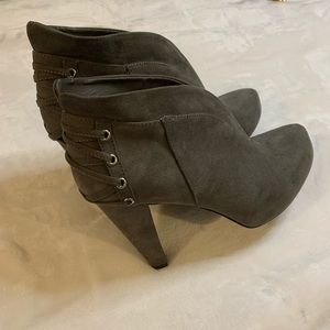 beautiful Guess heels size 9M; never been worn, excellent condition!